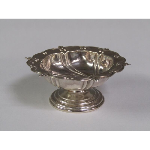 149 - A pair of Edwardian silver table salts, Birmingham 1906, 6.25cm diam.