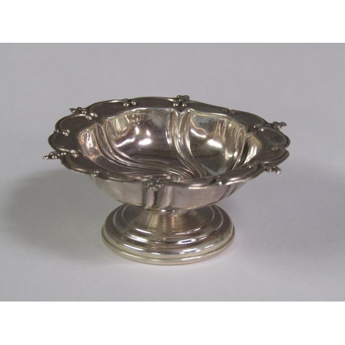 149 - A pair of Edwardian silver table salts, Birmingham 1906, 6.25cm diam.