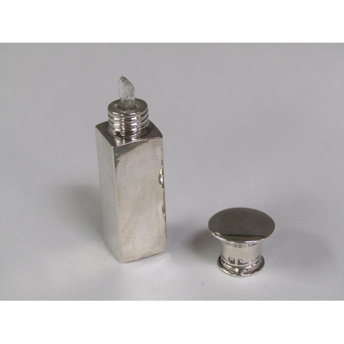 152 - A silver scent bottle, London 1921, 5cm h.