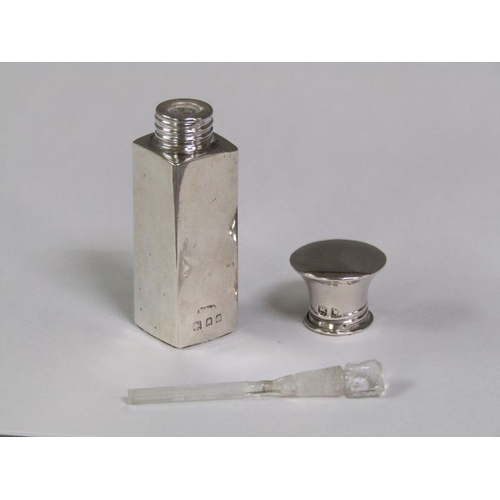 152 - A silver scent bottle, London 1921, 5cm h.