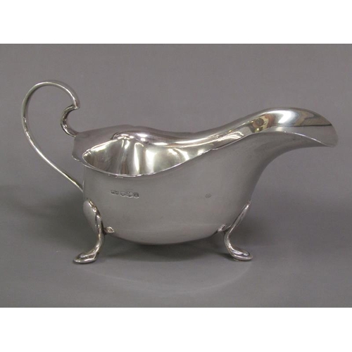 188 - A pair of silver Georgian style sauce boats, Sheffield 1940, total 11oz t, each 19cm l.