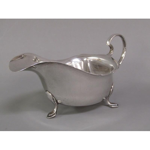 188 - A pair of silver Georgian style sauce boats, Sheffield 1940, total 11oz t, each 19cm l.