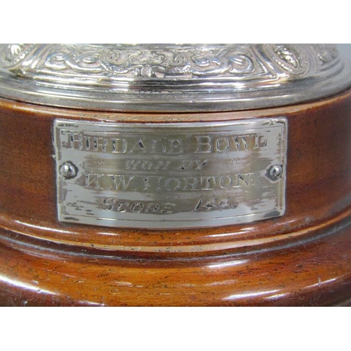 190 - A silver presentation bowl on stand, the bowl London 1935, 7oz t, 12.5cm diam.