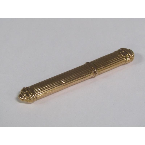 108 - A late 19c gold needle case with fluted decoration, 8.5cm l, 7.8g.