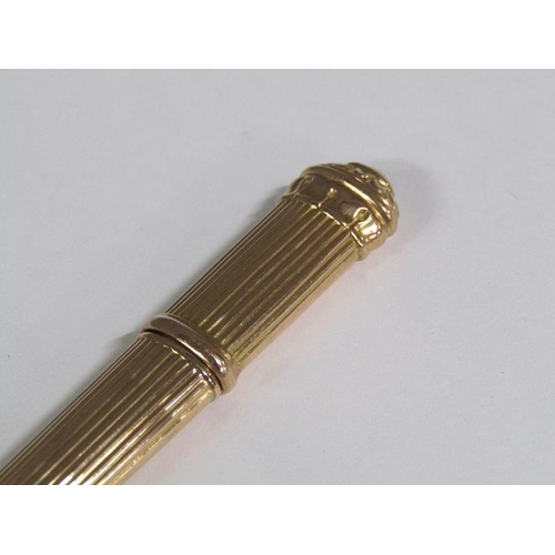 108 - A late 19c gold needle case with fluted decoration, 8.5cm l, 7.8g.