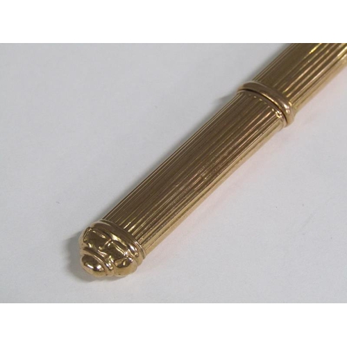 108 - A late 19c gold needle case with fluted decoration, 8.5cm l, 7.8g.