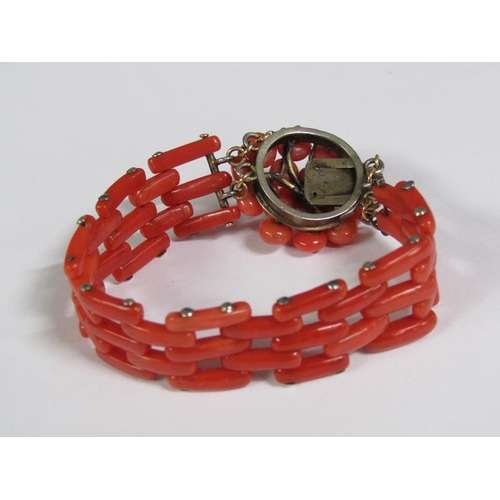 117 - An Edwardian coral bracelet, the bracelet of linked gate design with a bud beaded clasp mount.