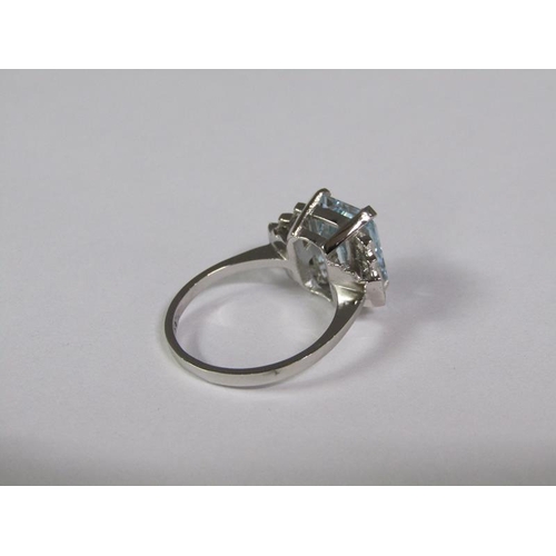 138 - A platinum Art Deco style diamond and aquamarine set ring, size L/N.