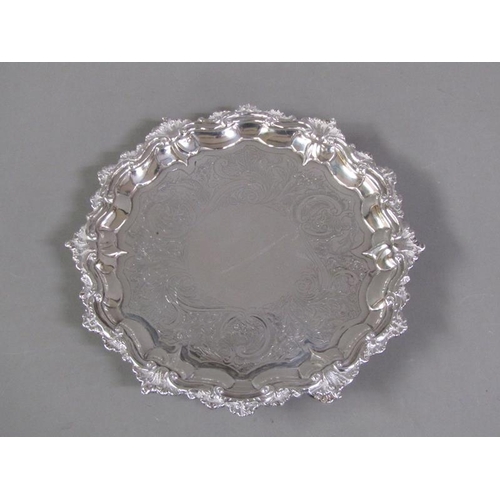 201 - A William IV silver salver of circular form with a raised and shaped border, London 1835, 17.7oz t, ... 