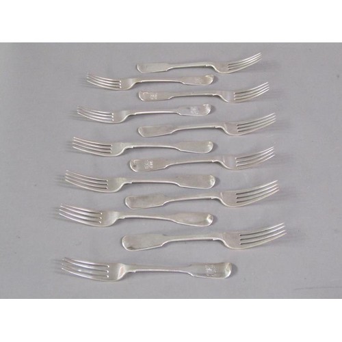 195 - A mixed set of late Georgian and Victorian silver dessert forks, 17oz t.