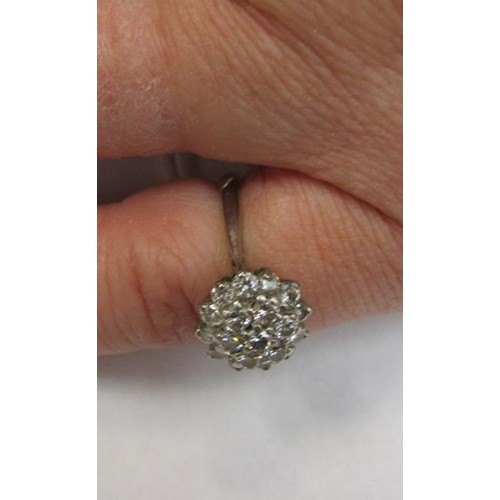 128 - An 18ct white gold set diamond cluster set ring.