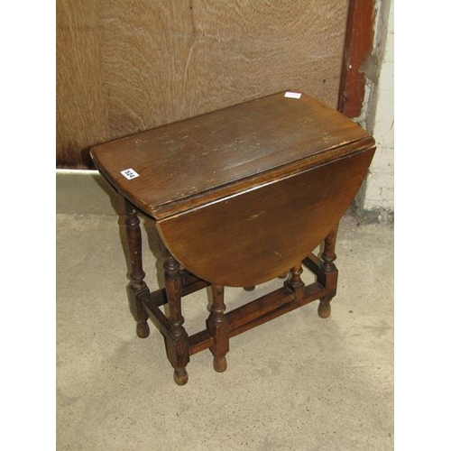 524 - SMALL OAK DROP LEAF TABLE