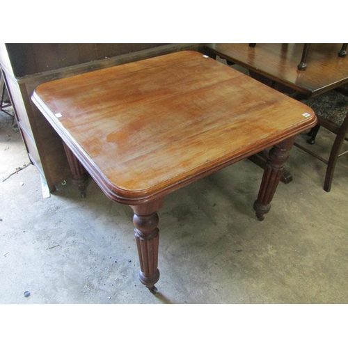 662 - VICTORIAN MAHOGANY EXTENDING DINING TABLE