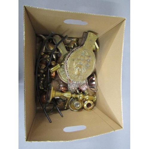 201 - BOX OF COPPER AND BRASS WARE TO INCL BELLOWS, ANTIQUE CANDLESTICK