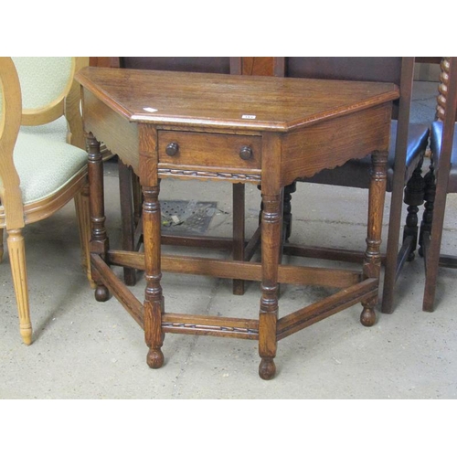 381 - 1930s OAK SIDE TABLE