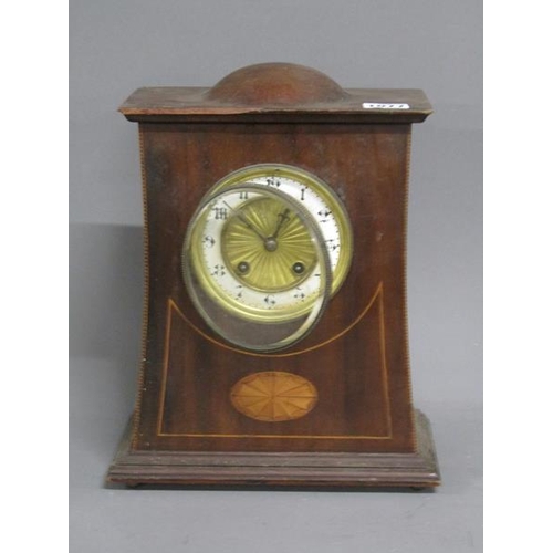 1077 - LATE 19C/EARLY 20C SATINWOOD LINE INLAID MAHOGANY MANTEL CLOCK, 32CM H