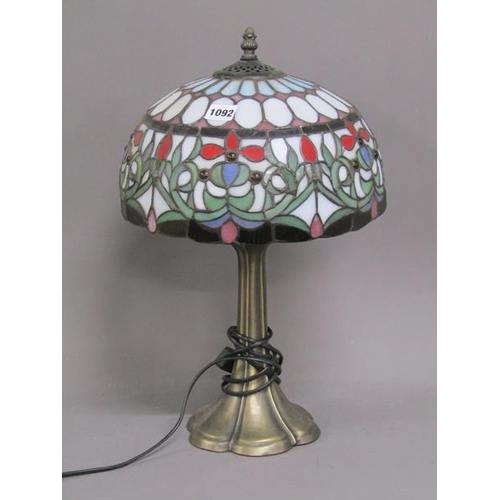 1092 - TIFFANY STYLE GILT METAL TABLE LAMP, 46CM H