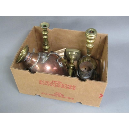 1133 - BOX OF METALWARE TO INCL COPPER SAMOVAR, PAIR OF 19C CANDLESTICKS 31CM H