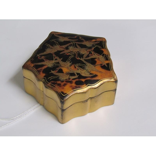 1234 - ORIENTAL PAPIER MACHE GILT AND TORTOISESHELL SIMULATED BOX, 8CM DIAM