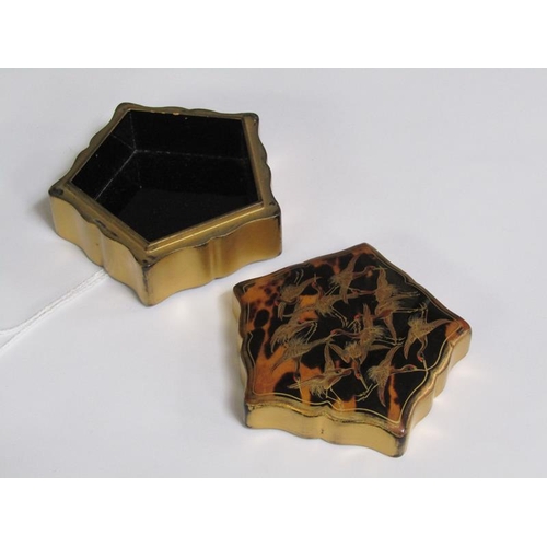 1234 - ORIENTAL PAPIER MACHE GILT AND TORTOISESHELL SIMULATED BOX, 8CM DIAM