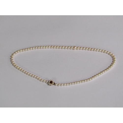 100 - A string of cultured pearls, 55cm l, with gold stone set clasp.