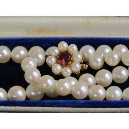 100 - A string of cultured pearls, 55cm l, with gold stone set clasp.