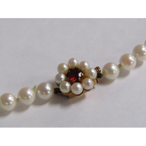 100 - A string of cultured pearls, 55cm l, with gold stone set clasp.