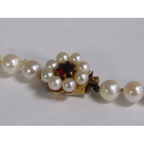 100 - A string of cultured pearls, 55cm l, with gold stone set clasp.