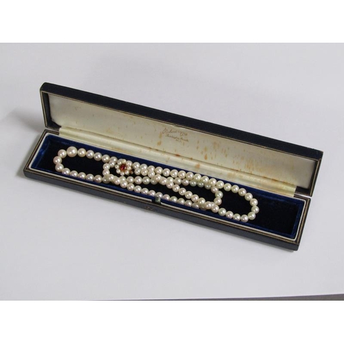 100 - A string of cultured pearls, 55cm l, with gold stone set clasp.