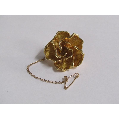 110 - A 18ct gold rose brooch, 17.5g.
