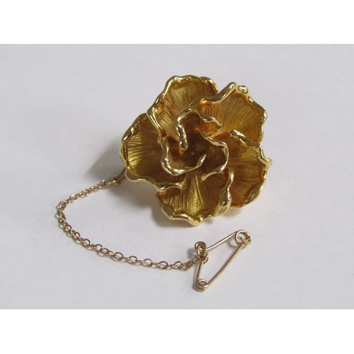 110 - A 18ct gold rose brooch, 17.5g.