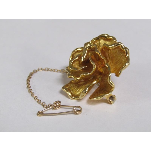 110 - A 18ct gold rose brooch, 17.5g.
