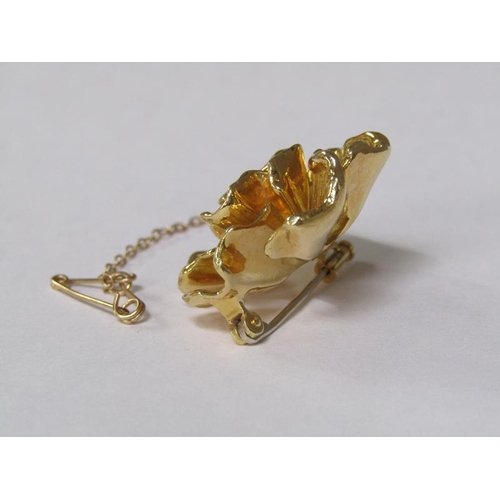 110 - A 18ct gold rose brooch, 17.5g.