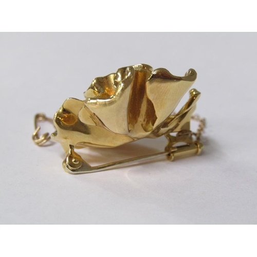 110 - A 18ct gold rose brooch, 17.5g.