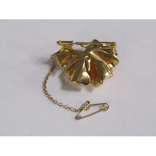 110 - A 18ct gold rose brooch, 17.5g.