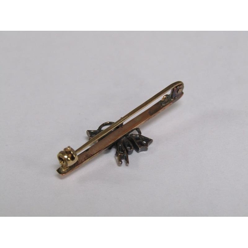 112 - A 9ct gold diamond set insect bar brooch, 2.6g.