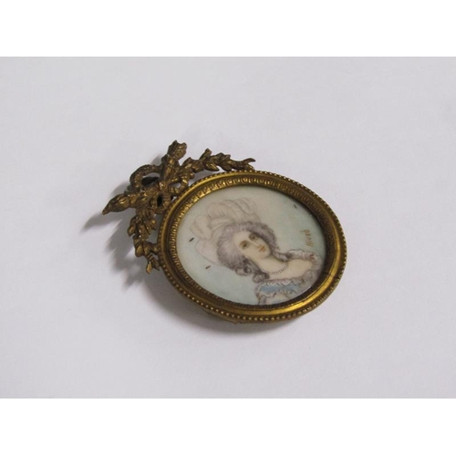 90 - Nived - portrait miniature of a lady, she wear a large hat adorned by boa feathers, circular gilt fr... 