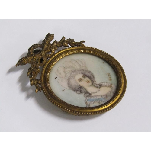 90 - Nived - portrait miniature of a lady, she wear a large hat adorned by boa feathers, circular gilt fr... 