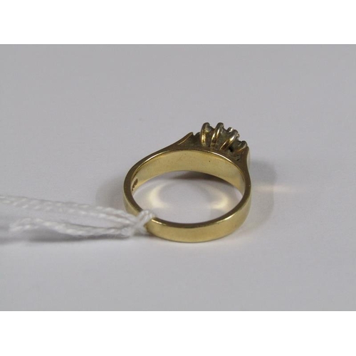 1422 - 18ct GOLD DIAMOND SET RING