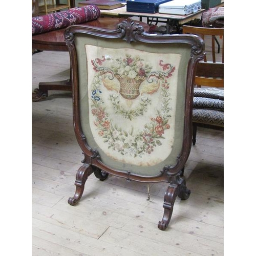 1795 - WILLIAM IV CARVED MAHOGANY FRAMED FIRE SCREEN WITH A NEEDLEWORK PANEL 85 x 114 cms