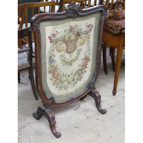 1795 - WILLIAM IV CARVED MAHOGANY FRAMED FIRE SCREEN WITH A NEEDLEWORK PANEL 85 x 114 cms