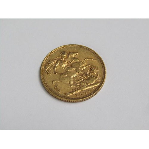100 - A 1901 Victorian gold sovereign.
