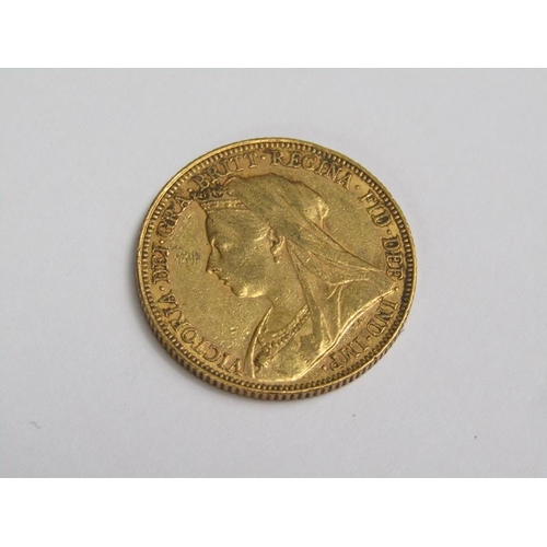 101 - A 1900 Victorian gold sovereign.