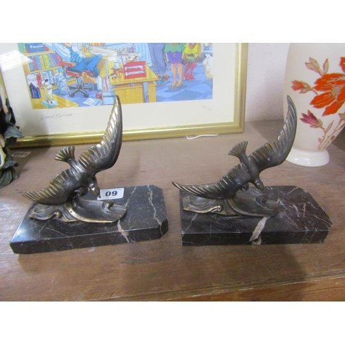 60 - PAIR OF ART DECO STYLE BRONZE SEAGULLS ON MARBLE BASES