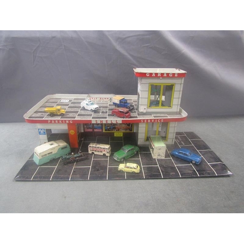 1335 - VINTAGE CHILDS TIN SHELL SERVICE STATION WITH CARS, 64 cms W