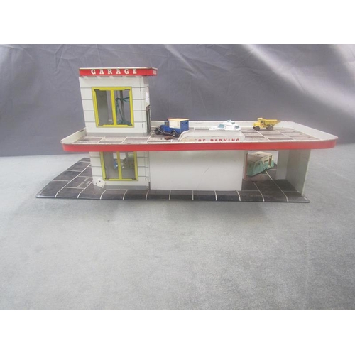 1335 - VINTAGE CHILDS TIN SHELL SERVICE STATION WITH CARS, 64 cms W