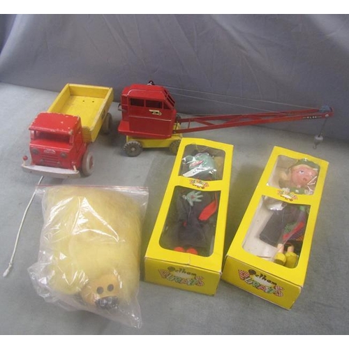 1369 - BOX CONTAINING PELHAM PUPPETS, TRIANG CRANE, WOODEN TRUCK