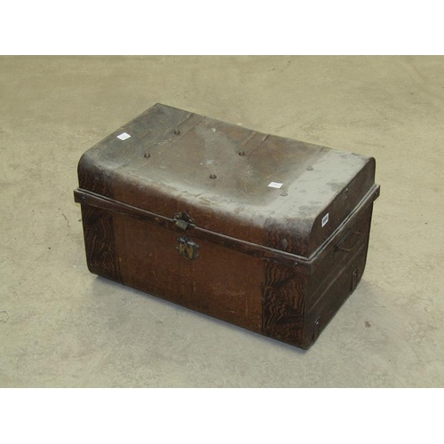 986 - VINTAGE TIN TRUNK