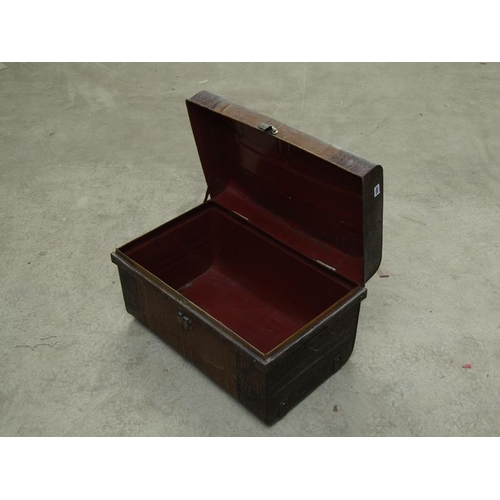 986 - VINTAGE TIN TRUNK