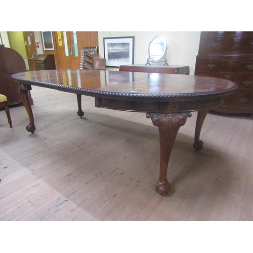 1471 - EARLY 19c WILLIAM IV STYLE FIGURED MAHOGANY WIND OUT DINING TABLE WITH TWO EXTRA LEAVES, HAVING BOLD... 